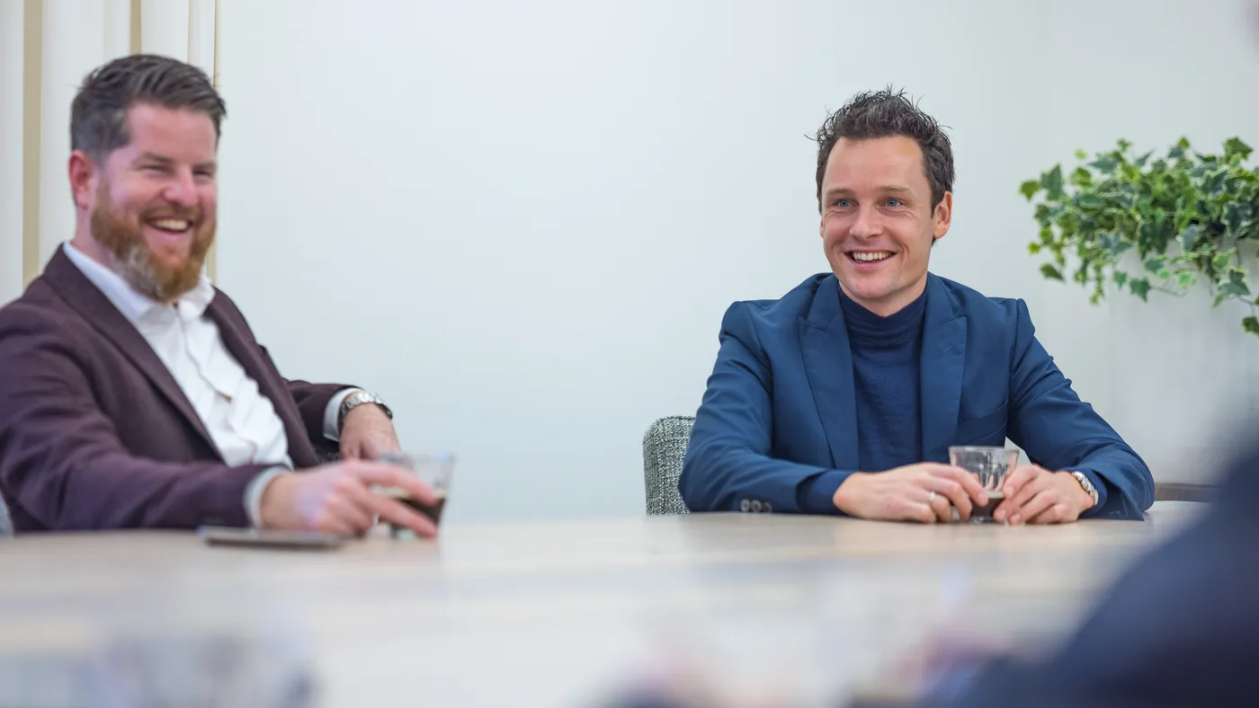 Gesprek aan tafel bij 4CEE over het partnership met ReflexSystems