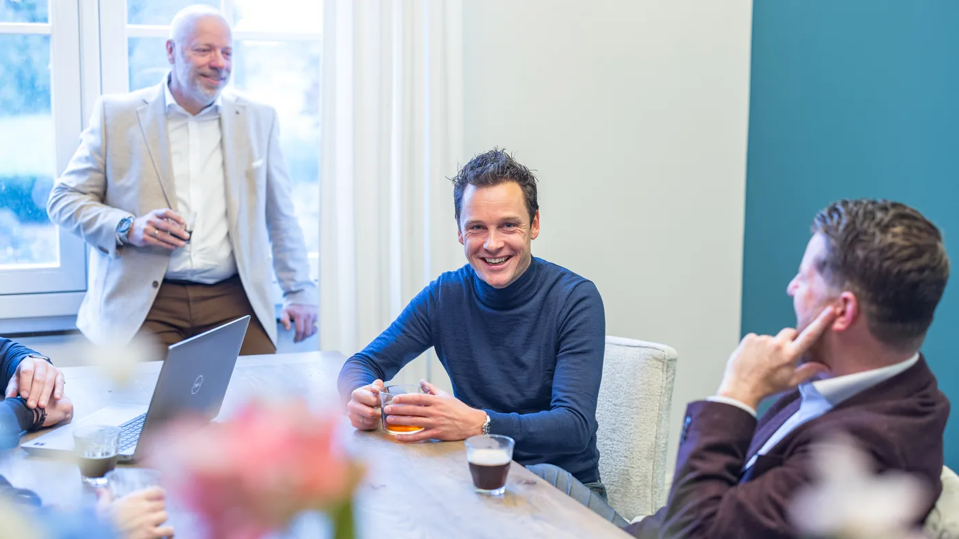 Teamoverleg bij 4CEE over geautomatiseerde factuurverwerking