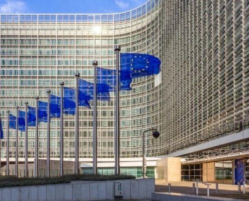 European Business Wallet trialoog tussen Raad en Parlement, EU-vlaggen bij het Europese Commissiegebouw