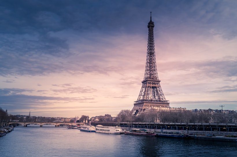 Franse e-facturatieplicht 2026 — Parijs bij schemering