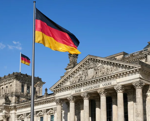 Duitse vlag bij de Bundestag in Berlijn, symbool voor de Duitse e-rapportageplicht