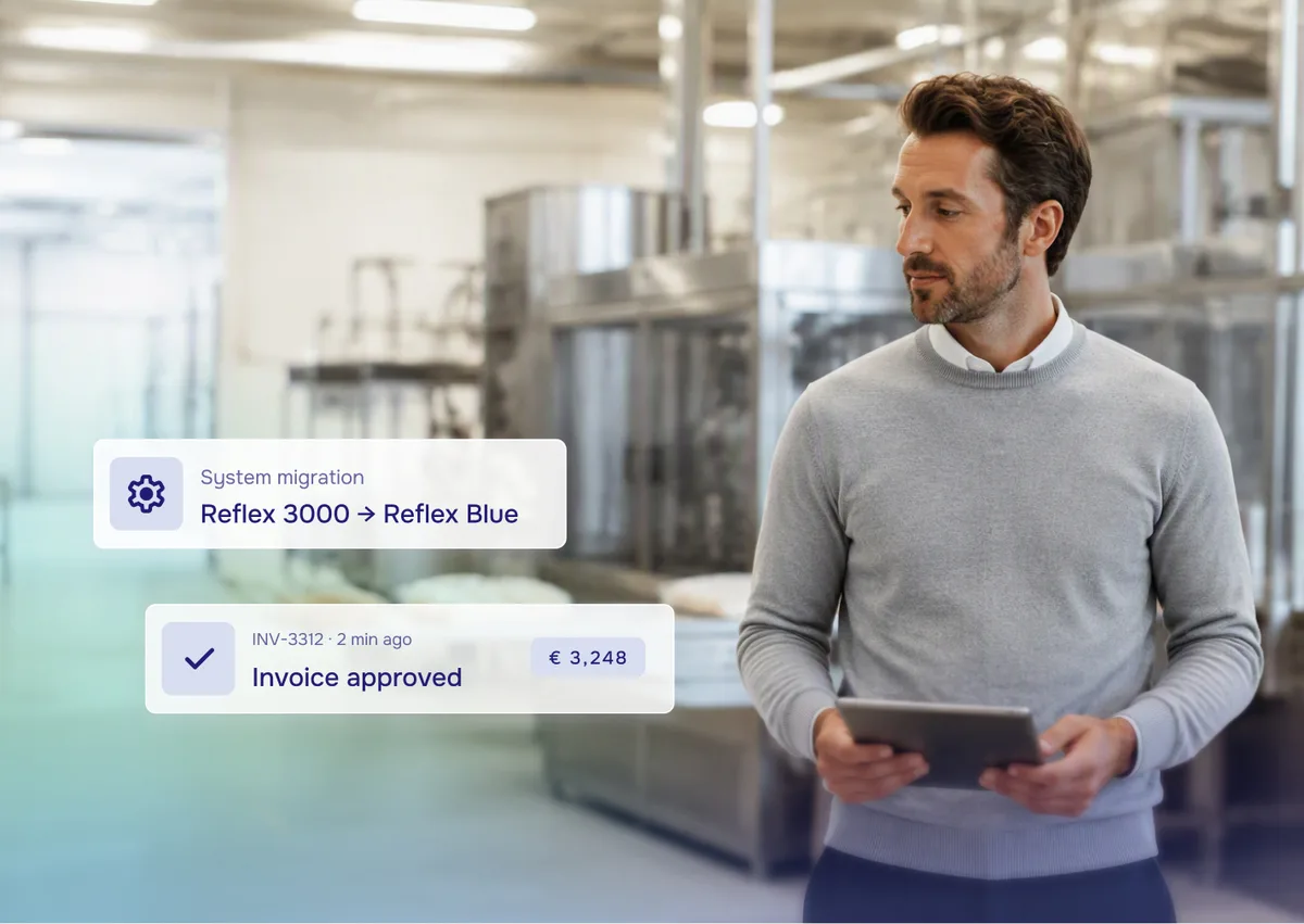 Medewerker in een foodfabriek met tablet, overlay systeemmigratie Reflex 3000 naar Reflex Blue